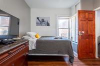 Best Room To Visit NYC-Subway Access客房内的一张或多张床位