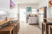 Best Room To Visit NYC-Subway Access的厨房或小厨房