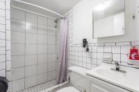 Best Room To Visit NYC-Subway Access的一间浴室