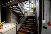 清迈Premier Hostel Chiang Mai的有窗户的建筑物里的螺旋楼梯