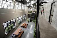 清迈Premier Hostel Chiang Mai的一组长椅,位于一栋带窗户的建筑内