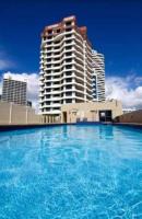 Broadbeach Victoria Square内部或周边的泳池