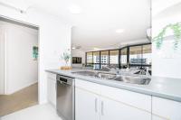 Broadbeach Victoria Square的厨房或小厨房