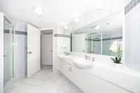 Broadbeach Victoria Square的一间浴室