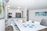 Broadbeach Victoria Square的厨房或小厨房