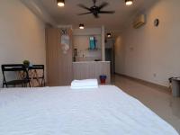 Pacific Place Ara Damansara LRT Pool Parking Netflix Kitchen By Kenangan Homes客房内的一张或多张床位