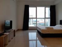 Pacific Place Ara Damansara LRT Pool Parking Netflix Kitchen By Kenangan Homes的电视和/或娱乐中心