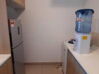 Pacific Place Ara Damansara LRT Pool Parking Netflix Kitchen By Kenangan Homes的厨房或小厨房