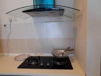 Pacific Place Ara Damansara LRT Pool Parking Netflix Kitchen By Kenangan Homes的厨房或小厨房