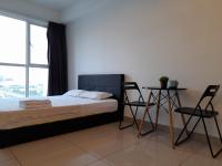 Pacific Place Ara Damansara LRT Pool Parking Netflix Kitchen By Kenangan Homes客房内的一张或多张床位