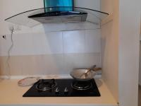 Pacific Place Ara Damansara LRT Pool Parking Netflix Kitchen By Kenangan Homes的厨房或小厨房