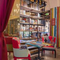 迪拜Oaks Ibn Battuta Gate Dubai的配有桌椅和书架的房间