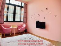 恋恋薇依的电视和/或娱乐中心
