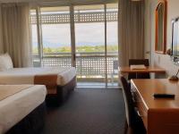 Cairns Harbourside Hotel客房内的一张或多张床位