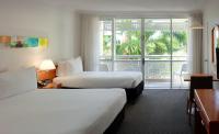 Cairns Harbourside Hotel客房内的一张或多张床位