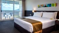 Cairns Harbourside Hotel客房内的一张或多张床位