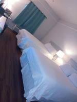 Deluxe Inn & Suites客房内的一张或多张床位