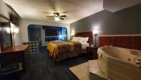 南帕诸岛South Padre Island Inn的带床和浴缸的酒店房间