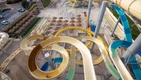 埃拉特U Splash Resort Eilat的水上公园空中景观,带过山车