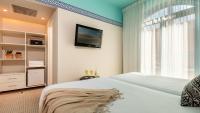 埃拉特U Splash Resort Eilat的一间卧室，墙上有一张床和一台电视
