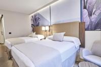 Riu Plaza Manhattan Times Square客房内的一张或多张床位