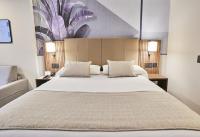 Riu Plaza Manhattan Times Square客房内的一张或多张床位