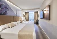 Riu Plaza Manhattan Times Square客房内的一张或多张床位