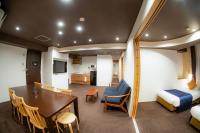 Hotel S-Presso Central的电视和/或娱乐中心