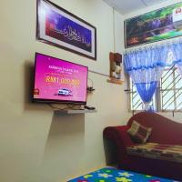HOMESTAY CIK MUNAH的电视和/或娱乐中心
