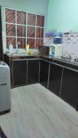 HOMESTAY CIK MUNAH的厨房或小厨房