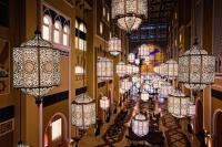 迪拜Oaks Ibn Battuta Gate Dubai的建筑物里充满了灯光的走廊