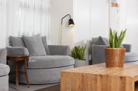 Ohia Waikiki Studio Suites的休息区