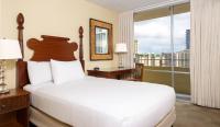 Ohia Waikiki Studio Suites客房内的一张或多张床位