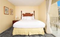Ohia Waikiki Studio Suites客房内的一张或多张床位