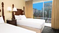 Ohia Waikiki Studio Suites客房内的一张或多张床位