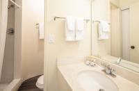 Ohia Waikiki Studio Suites的一间浴室