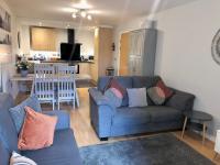 约克Central York Apartment - Skeldergate YO1的带蓝色沙发的客厅和厨房