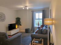约克Central York Apartment - Skeldergate YO1的带沙发和电视的客厅