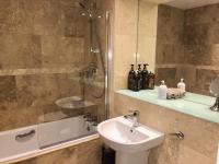 Central York Apartment - Skeldergate YO1的一间浴室