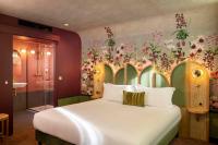 Hôtel Jardin de Cluny客房内的一张或多张床位
