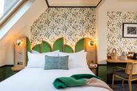 Hôtel Jardin de Cluny客房内的一张或多张床位