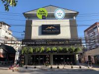 清迈Premier Hostel Chiang Mai的顶部有标志的建筑物