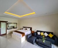 乌布Uma Jala Villa Ubud的带床和沙发的卧室