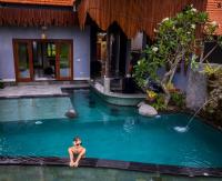 Uma Jala Villa Ubud内部或周边的泳池