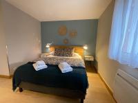 Logis Hôtels - Le Belvédère - Hôtel 2 étoiles et Restaurant客房内的一张或多张床位