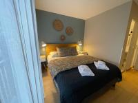 Logis Hôtels - Le Belvédère - Hôtel 2 étoiles et Restaurant客房内的一张或多张床位