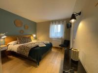 Logis Hôtels - Le Belvédère - Hôtel 2 étoiles et Restaurant客房内的一张或多张床位