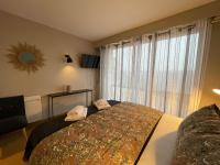 Logis Hôtels - Le Belvédère - Hôtel 2 étoiles et Restaurant客房内的一张或多张床位
