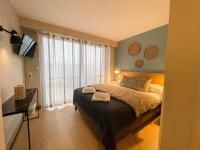 Logis Hôtels - Le Belvédère - Hôtel 2 étoiles et Restaurant客房内的一张或多张床位