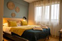 Logis Hôtels - Le Belvédère - Hôtel 2 étoiles et Restaurant客房内的一张或多张床位